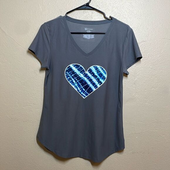 No Boundaries women's M(7-9) t-shirt gray "Heart" on front v-neck short sleeve - Picture 1 of 11